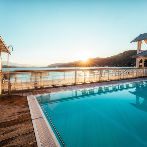 <p>Das Werzers Badehaus (anno 1895) direkt im Wasser gebaut und unter Denkmalschutz rundum erneuert bietet ein Top-Restaurant, Panorama-Spa und die Sunset Suite.</p>