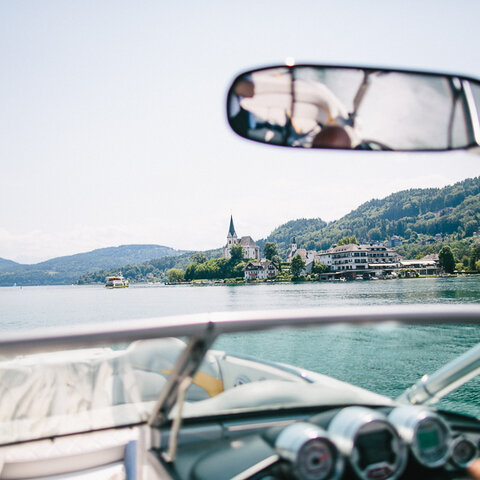<p>Motorbootfahrt im türkisen Wörthersee Richtung Maria Wörth. Herrlicher Blick vom Steuer aus.</p>