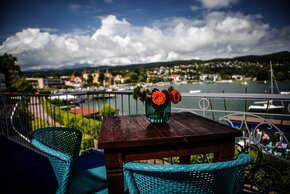 Das Beachhouse, direkt in der Bucht des Wörthersees im Zentrum von Velden verbindet, wie kein anderes Restaurant, die Themen: See, Essen, Menschen, gechillter Lifestyle und Entspanntheit.&nbsp;