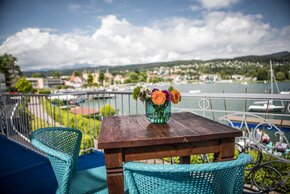 <p>Das Beachhouse, direkt in der Bucht des Wörthersees im Zentrum von Velden verbindet, wie kein anderes Restaurant, die Themen: See, Essen, Menschen, gechillter Lifestyle und Entspanntheit.&nbsp;</p>