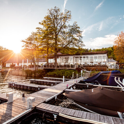 <p>Angelegte Motorboote vor dem Seerestaurant Saag Ja in Techelsberg am Wörthersee. Das Restaurant von Hubert Wallner, Koch des Jahres 2020 und Partner der SeeEssSpiele.</p>