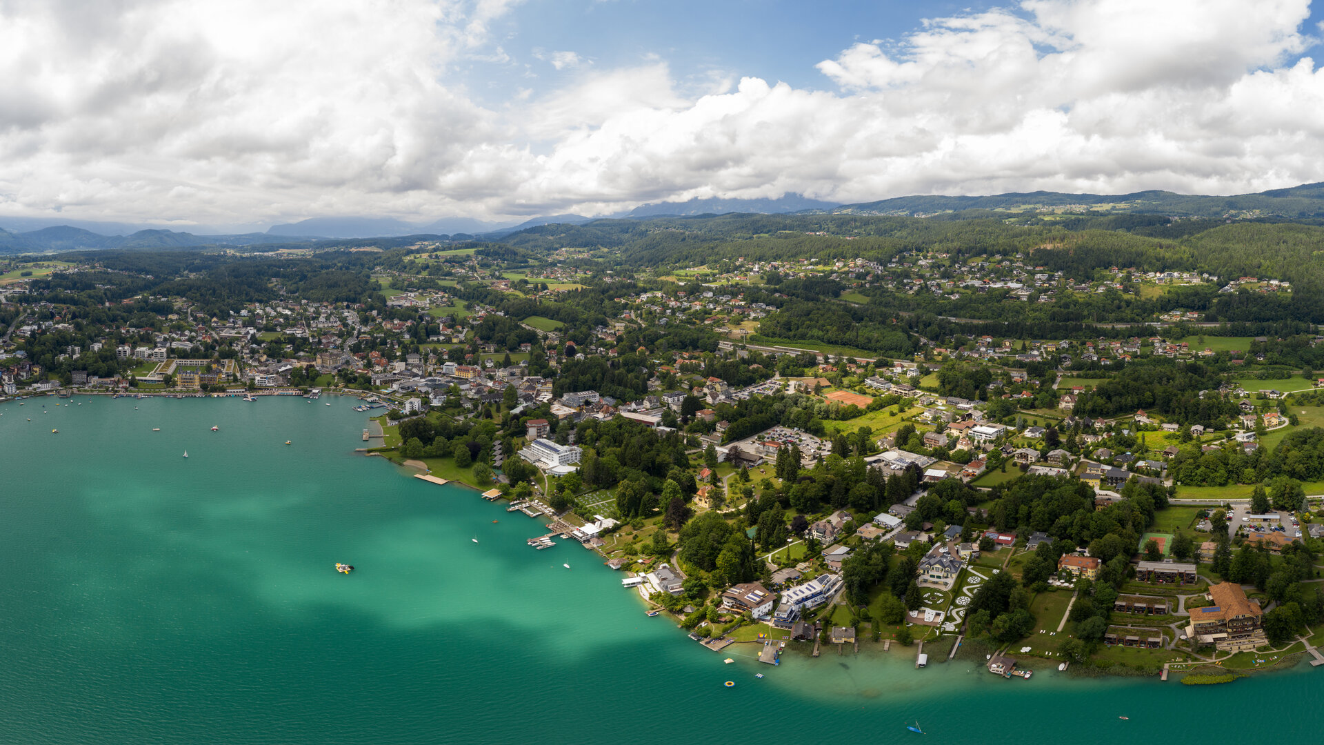 <p>Trendig, stylish, modern und trotzdem liebenswert kärntnerisch. Mit diesem&nbsp;einzigartigen Lebensgefühl am wohl schönsten und bekanntesten See Österreichs, so&nbsp;präsentiert sich Velden seinen Besuchern aus dem In- und Ausland.</p>