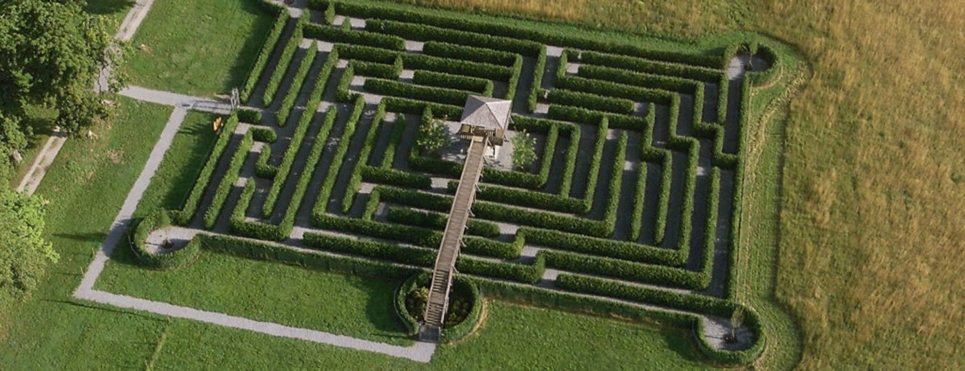 <p>Luftaufnahme vom Labyrinth im Schloss Rosegg</p>