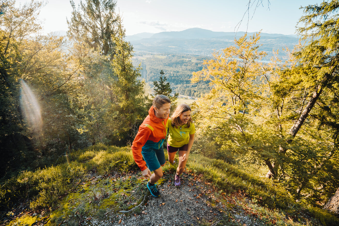 <p>Paar beim Wandern in den Hügeln und entlang des Ufers am Wörthersee.</p>