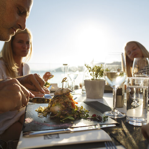 <p>Familie beim feinen Abendessen an einer Seeterrasse am Wörthersee. Erreichbar mit dem Motorboot. Ein besonderer Gourmet Genuss bei den SeeEssSpielen.</p>