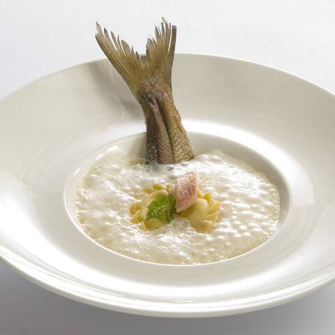 <p>Weiße Cremesuppe mit Fisch von Richard Hessl im Hotel Schloss Seefels.</p>