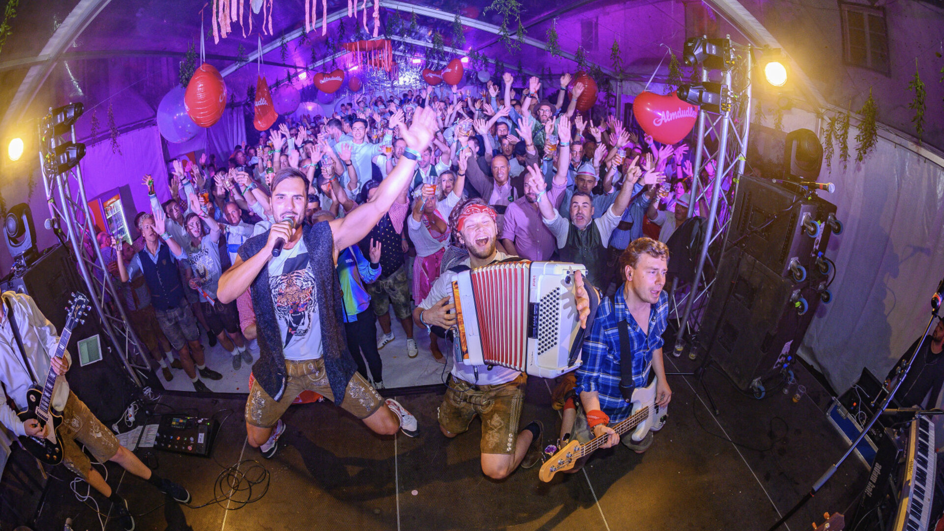 <p>Almdudler Almrauschparty beim LGBTQ* Festival Pink Lake am Wörthersee im Schloss Leonstain in Pörschach.</p>