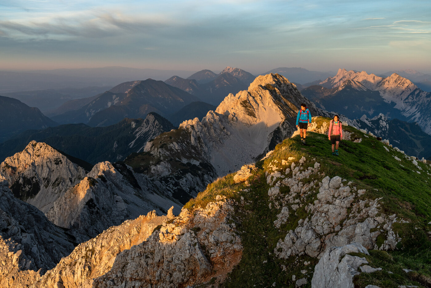 <p>Sonnenaufgang auf den Berggipfeln der Karawanken im Rosental in Kärnten.</p>