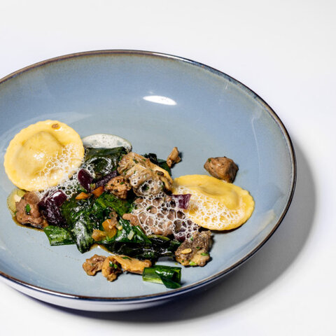 <p>Gourmet-Gericht mit gefüllten Teigtaschen von Richard Hessl und Juan Amador im Schlosshotel Seefels in Techelsberg. Angerichtet auf einem hellblauen Teller.</p>