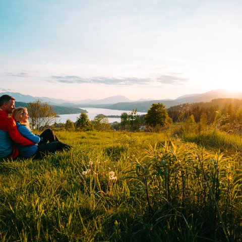 <p>Paar beim Wandern in den Hügeln und entlang des Ufers am Wörthersee.</p>