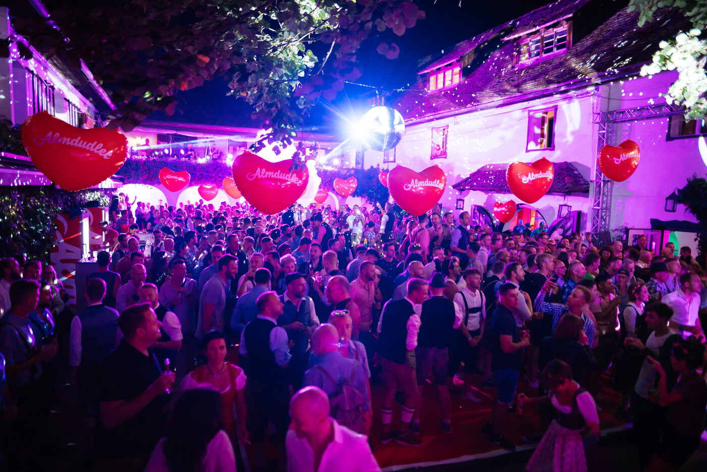 <p>Party Fotos der legendären Pink Lake Almrauschparty im Hotel Schloss Leonstain.</p>