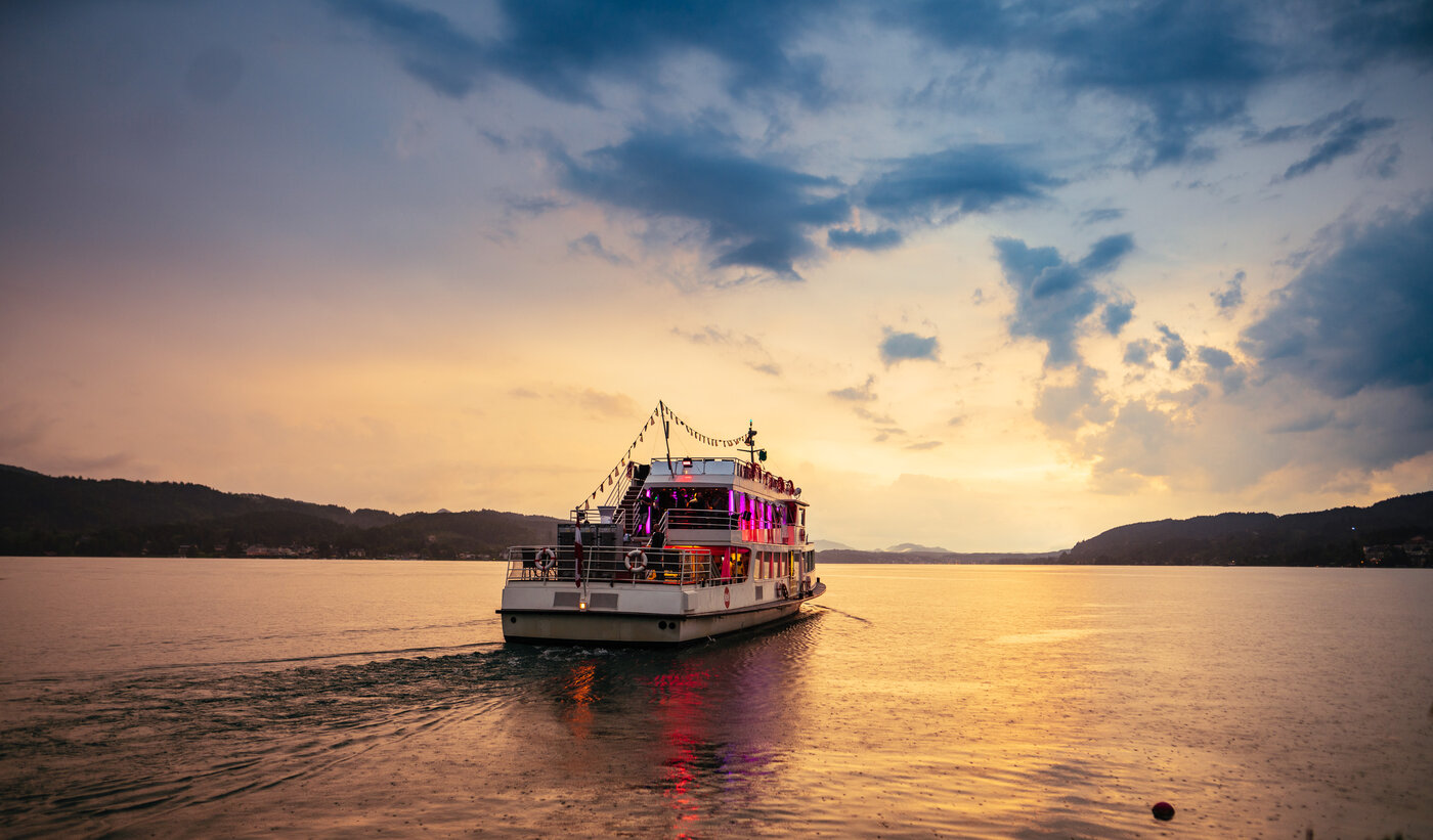 <p>Impressionen der beliebten Pink Lake Boat Cruise Party 2019</p>