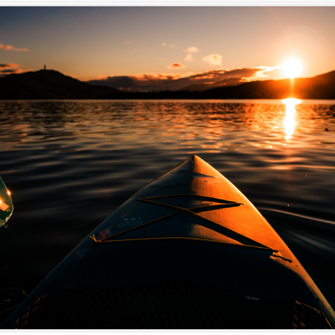 <p>Jetzt Urlaub buchen und mit dem SUP Board im Sonnenuntergang über Kärntens schönsten Badesee gleiten.</p>