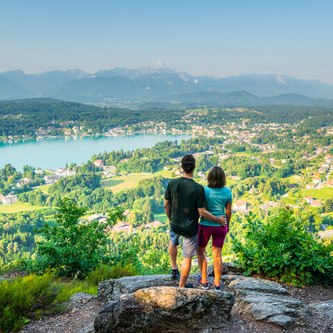 <p>Aussichtspunkt Hohes Kreuz am Slow Trail Römerschlucht mit Blick auf Velden am Wörthersee.</p>