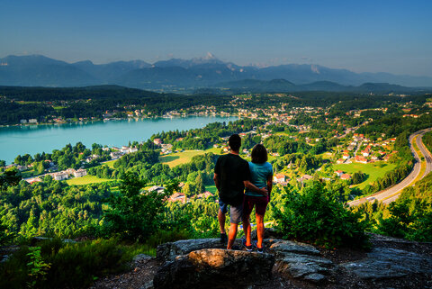 Aussichtspunkt Hohes Kreuz am Slow Trail Römerschlucht mit Blick auf Velden am Wörthersee.