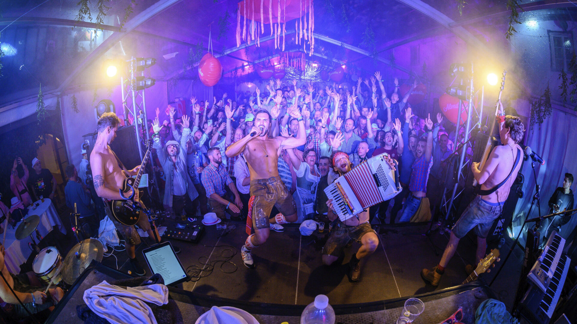 <p>Almdudler Almrauschparty beim LGBTQ* Festival Pink Lake am Wörthersee im Schloss Leonstain in Pörschach.</p>