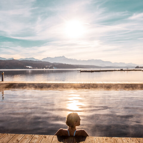 <p>Beheizter Außenpool beim Hotel Schloss Seefels.</p>