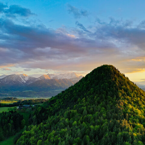 <p>Der 772 Meter hohe, sich markant vom Talboden abhebende Kathreinkogel, zwischen Drau und Westbucht des Wörthersees gelegen, war seit dem 7. Jahrtausend vor Christus besiedelt.&nbsp;</p>