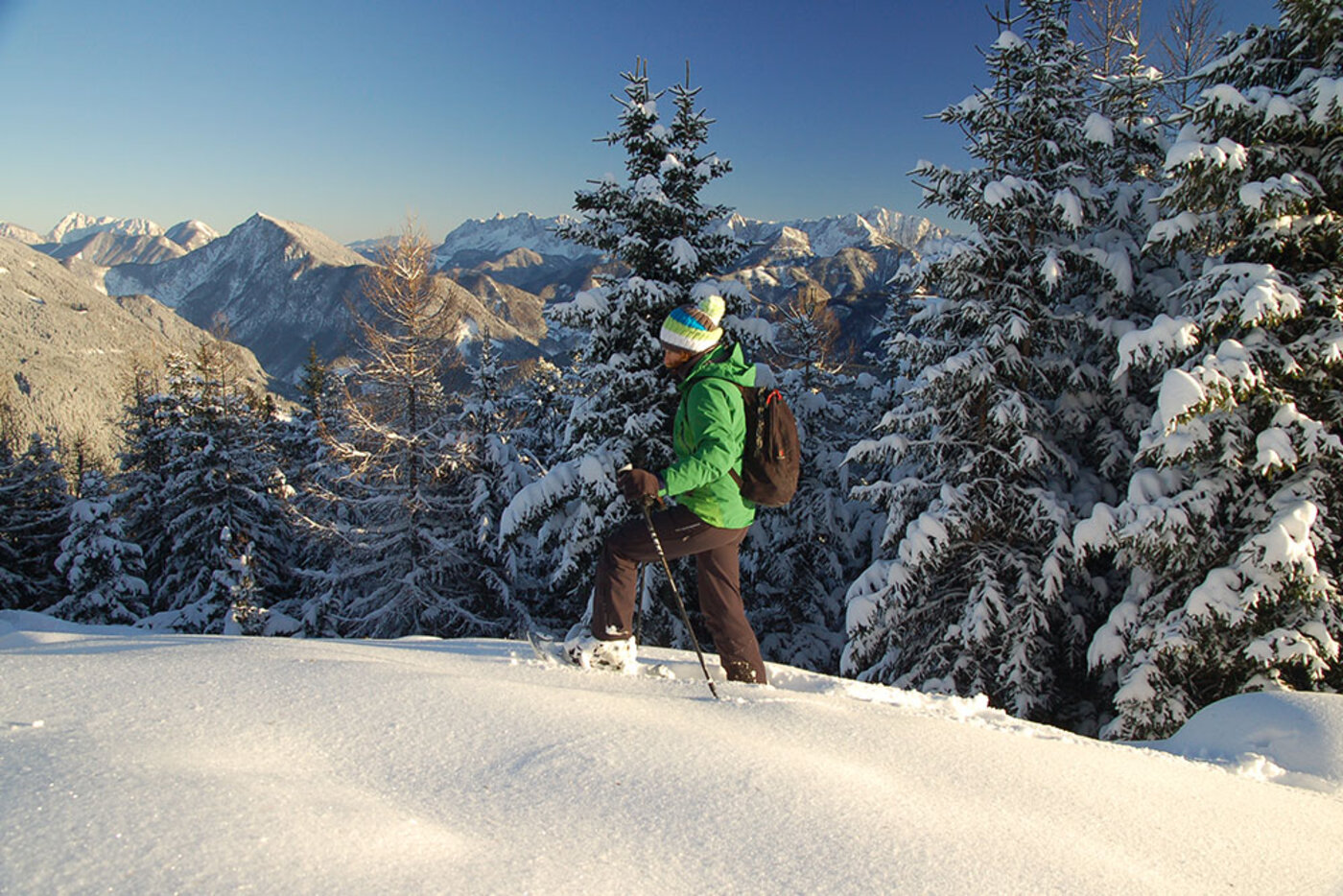 <p>Schneeschuhwanderung im Tiefschnee im Rosentaler Bodental. Bergkulisse im Hintergrund.</p>
