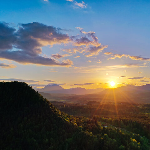 <p>Der 772 Meter hohe, sich markant vom Talboden abhebende Kathreinkogel, zwischen Drau und Westbucht des Wörthersees gelegen, war seit dem 7. Jahrtausend vor Christus besiedelt.&nbsp;</p>