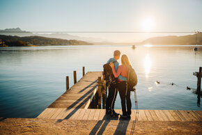 <p>Paar beim Wandern in den Hügeln und entlang des Ufers am Wörthersee.</p>