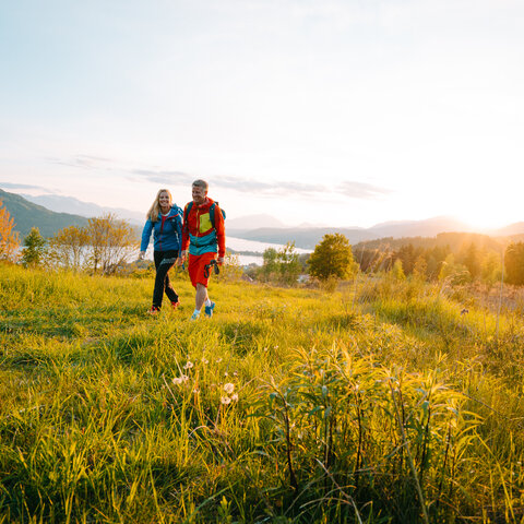 <p>Paar beim Wandern in den Hügeln und entlang des Ufers am Wörthersee.</p>