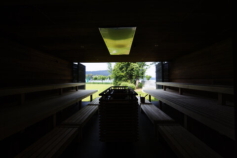 Die finnische Außensauna des Wellnessbereichs des Falkensteiner Schlosshotel Veldens. 