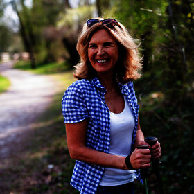 Portraitfoto einer sportlichen Dame beim Walken.