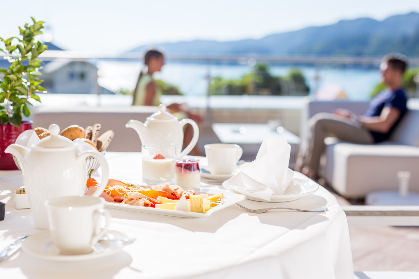 <p>Frühstück mit Blick auf den Wörthersee</p>