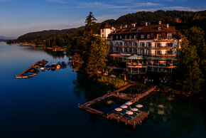 Harmonisch und architektonisch einzigartig schmiegt sich das Hotel Schloss Seefels an das Wörthersee-Ufer.&nbsp;