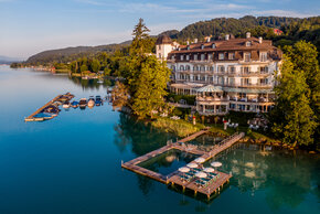 <p>Harmonisch und architektonisch einzigartig schmiegt sich das Hotel Schloss Seefels an das Wörthersee-Ufer.&nbsp;</p>
